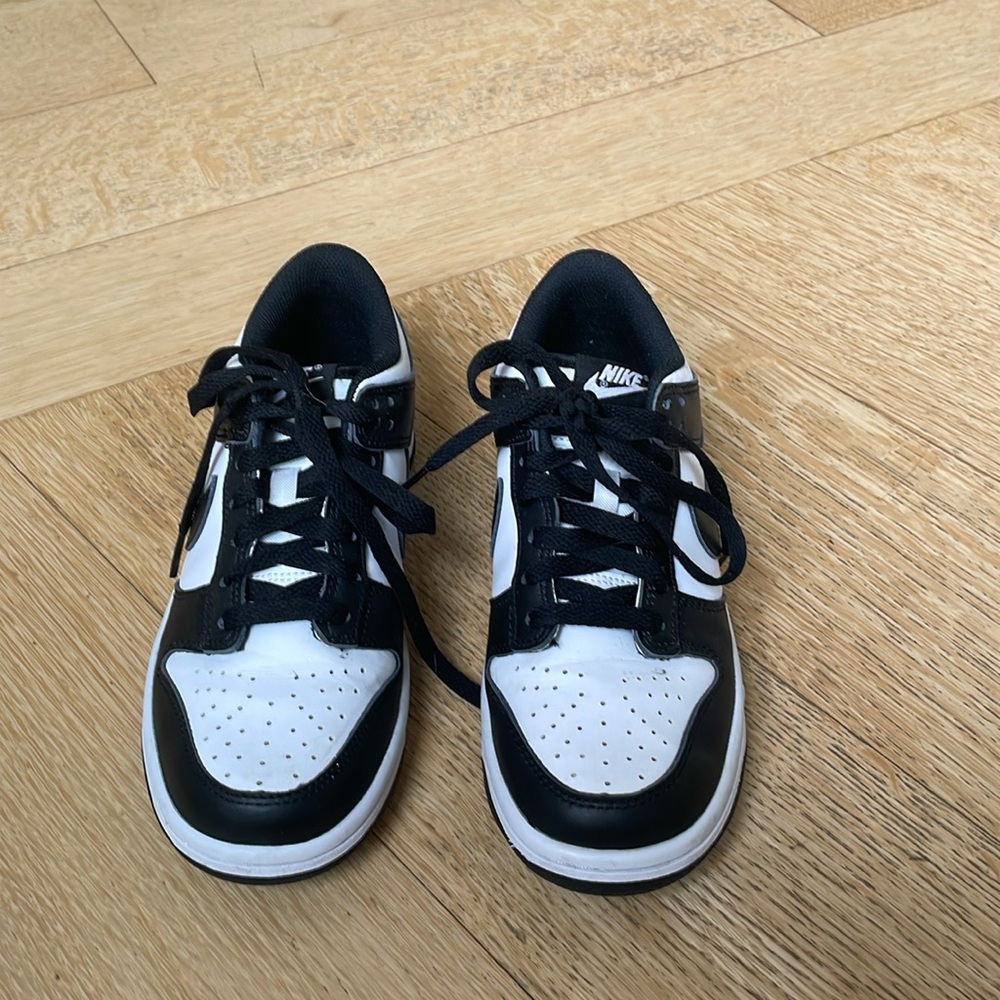 Nike dunk low big kid size 5 Y black and white